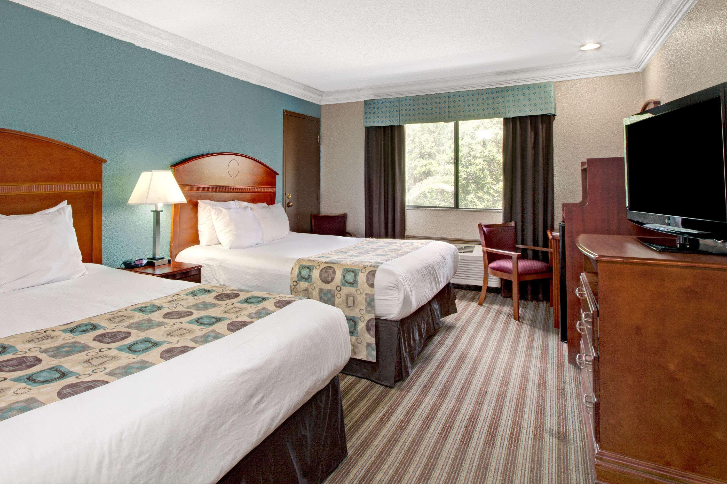 Hotel Ramada By Wyndham Intercontinental Airport South 3*