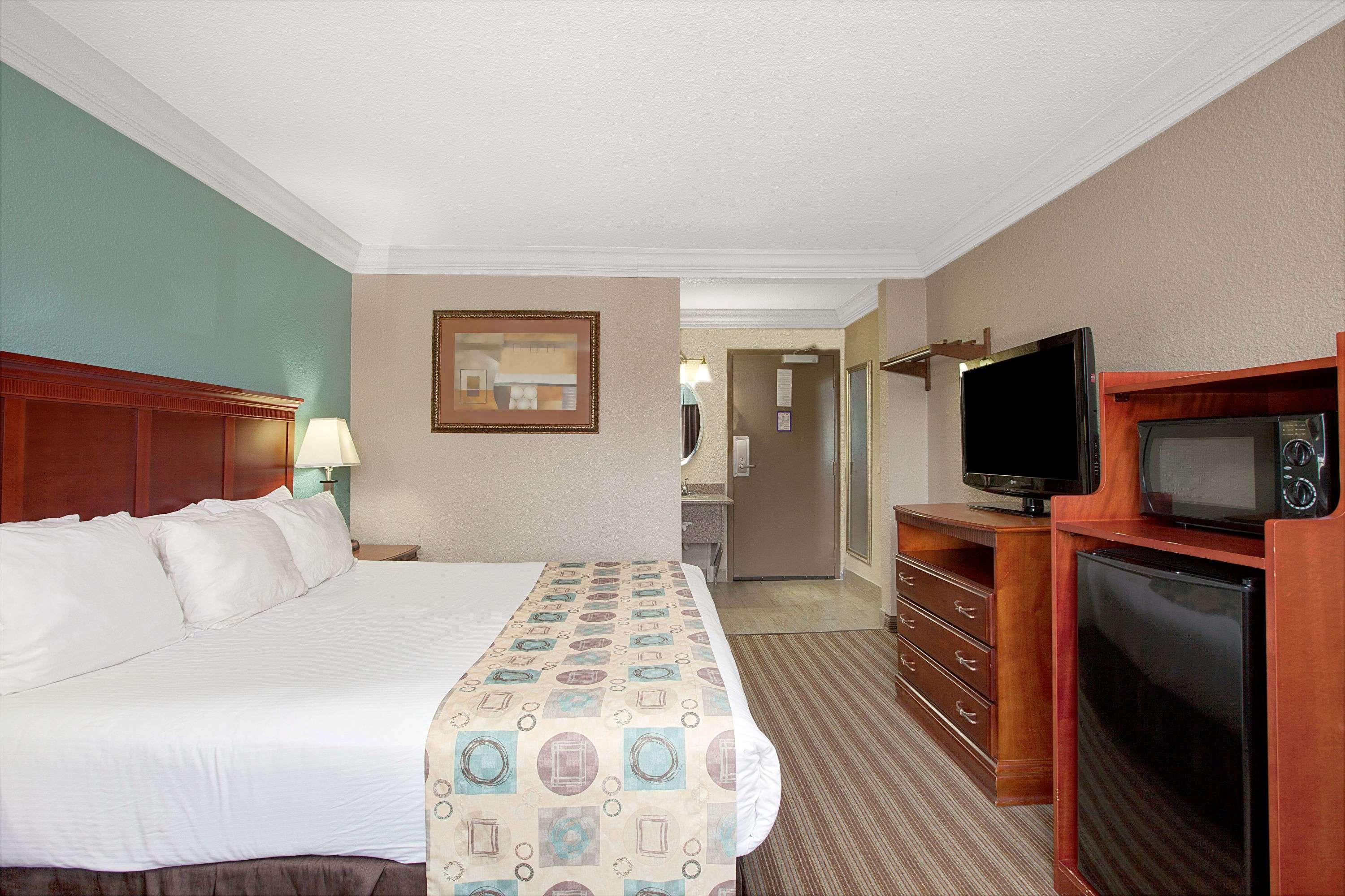 Ramada By Wyndham Intercontinental Airport South 3*